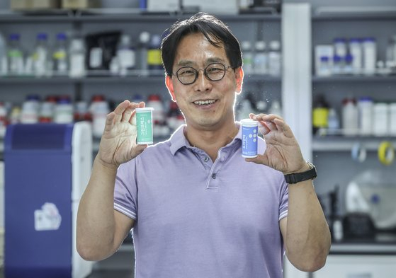 OraPharm president Yoon Eun-seop, holds OraDenti and Green Breath, the company's oral probiotic products. [KIM SEONG-RYONG]