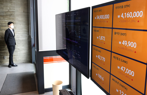 Cryptocurrency prices are shown through a digital screen operated by Bithumb on Tuesday. Bitcoin prices fell to the 54 million won ($47,862) level Tuesday. [YONHAP]