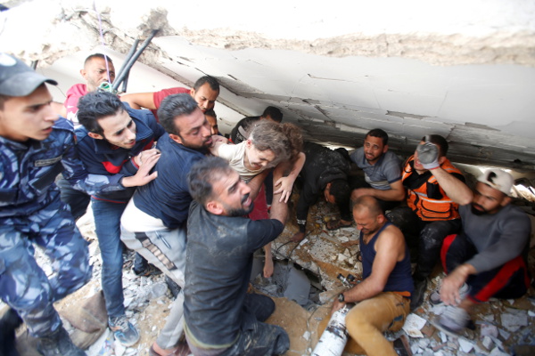 한 소녀가 16일(현지시간) 팔레스타인 가자지구의 한 무너진 건물 잔해에서 구조되고 있다. 로이터연합뉴스