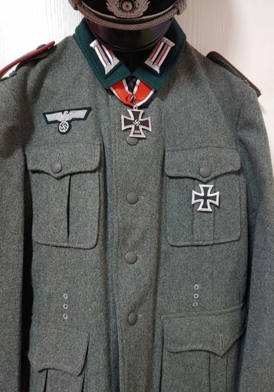 나치 군복을 입고 지하철에 탄 남성이 "생각이 짧았다"며 사과했다. /사진=커뮤니티 캡처