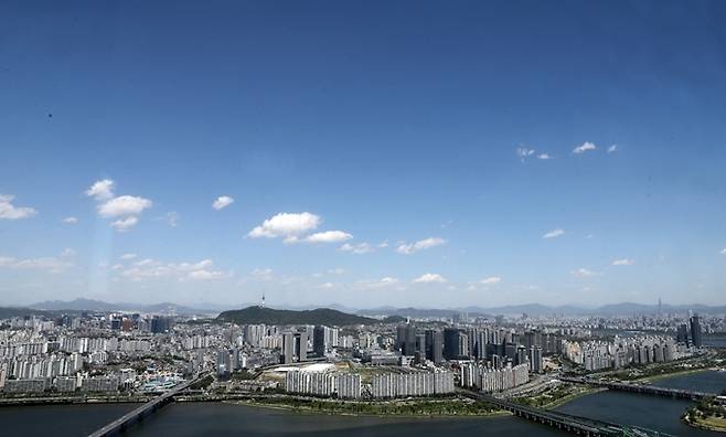 기상청에 따르면 오는 19일은 전국적으로 맑고 더운 초여름 날씨일 전망이다. 사진은 지난 9일 서울 여의도 63빌딩 전망대에서 바라본 도심 모습. /사진=뉴스1