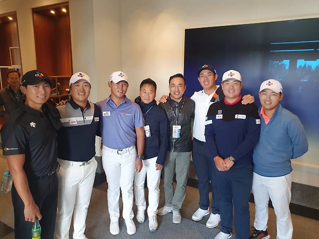 지난 2019년 CJ컵 당시 출전한 후원선수들과 김유상 부장(오른쪽에서 4번째)