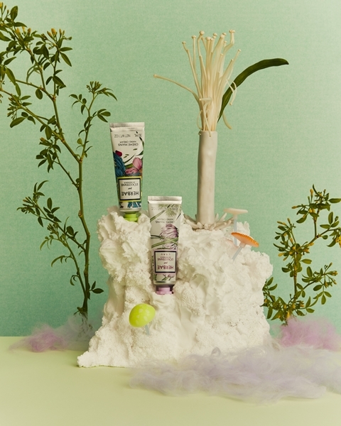 [서울=뉴시스]록시땅 ‘Collected Pieces of Nature: Art of Hand cream’의 ‘Green Shower’