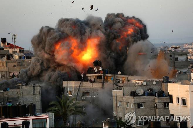 이스라엘군의 공습을 받는 가자지구[AFP=연합뉴스] 연합뉴스