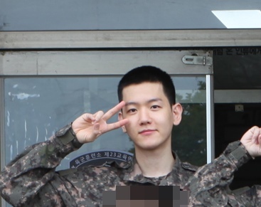 Group EXO Baekhyun reported the healthier situation.On the 18th Army Training posted a picture of Baekhyun who entered training on May 6.In the photo, Baekhyun was taking pictures with the motives of the trainees.Especially, Baekhyun, who is saluting with V, is attracting attention by showing his handsome appearance and healthy current situation in the short Buntall Head.Baekhyun joined Nonsan Training on May 6 and will begin his alternate service as a social worker after three weeks of basic military training here.Baekhyun has provided fans with a lot of fun after the entrance, including the release of OST and the release of collaboration songs with Seo Moon-tak.Meanwhile, Baekhyun entered training following Siu Min, Dio, Suho, Chen, and Chan Yeol, and the cancellation date is February 5, 2023.Photo: Army Training