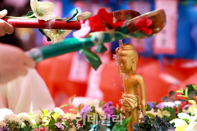 19일 서울 종로구 조계사에서 열린 불기 2565년 부처님오신날 봉축법요식에서 불자들이 관불의식에 참여하고 있다.(사진=노진환 기자)