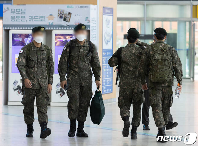 지난 10일 서울역에서 군 장병들이 발걸음을 옮기고 있다. 2021.5.10/뉴스1 © News1 이재명 기자