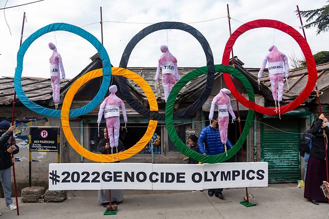 티베트 난민들이 베이징 올림픽 보이콧을 주장하며 만든 조형물. /AP 연합뉴스