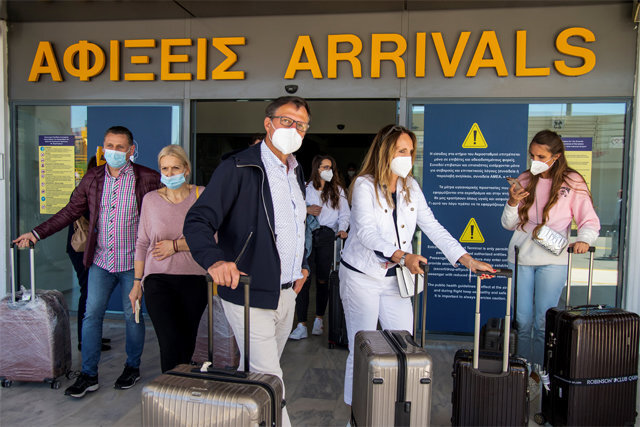 14일(현지 시간) 독일 하노버에서 온 승객들이 그리스 크레타섬에 있는 니코스 카잔차키스 국제공항에 도착해 게이트를 나서고 있다. 그리스는 15일부터 백신 접종 증명서나 코로나19 음성 확인증을 소지한 유럽연합(EU) 등 53개국 관광객들의 격리 의무를 면제했다.

헤라클리온=AP 뉴시스