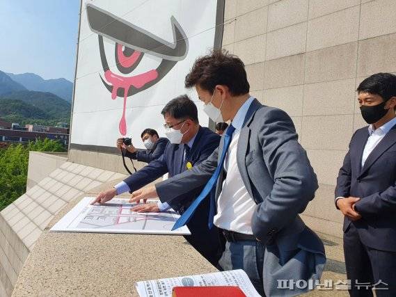 김성환-박정-이소영 더불어민주당 국회의원 18일 과천시민회관 옥상에서 과천청사 일대 유휴지 조망. 사진제공=과천시