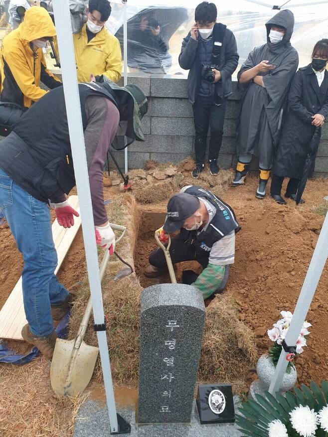 An investigator from the May 18 Democratization Movement Truth Commission exhumes the remains of a child buried in the \"unknown martyrs\" section of the Gwangju May 18 National Cemetery on Nov. 19, 2020. (Kim Yong-hee/The Hankyoreh)