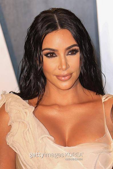 BEVERLY HILLS, CALIFORNIA - FEBRUARY 09: Kim Kardashian West attends the 2020 Vanity Fair Oscar Party at Wallis Annenberg Center for the Performing Arts on February 09, 2020 in Beverly Hills, California. (Photo by Toni Anne Barson/WireImage)
