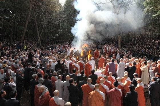 2010년 송광사 근처 숲에서 열렸던 법정 스님의 다비식. 숱한 사람들이 이곳을 찾아 법정 스님의 열반을 애도했다. [중앙포토]