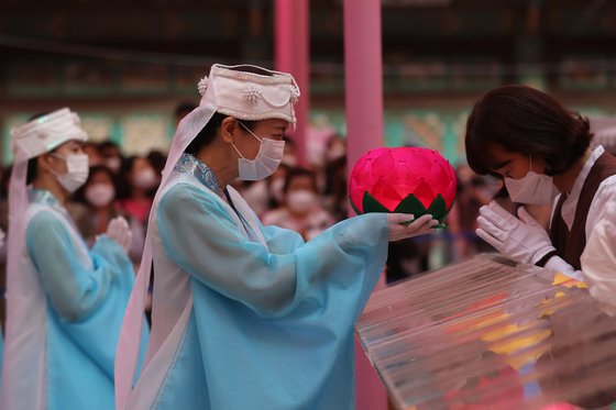 부처님오신날인 19일 오후 서울 강남구 봉은사에서 봉축점등식이 진행되고 있다. 연합뉴스