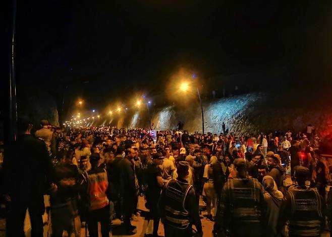 17일(현지시간) 모로코 북부 국경지대에서 수백명의 사람들이 스페인 국경을 넘기 위해 몰려들고 있다. Fnideq|EPA연합뉴스