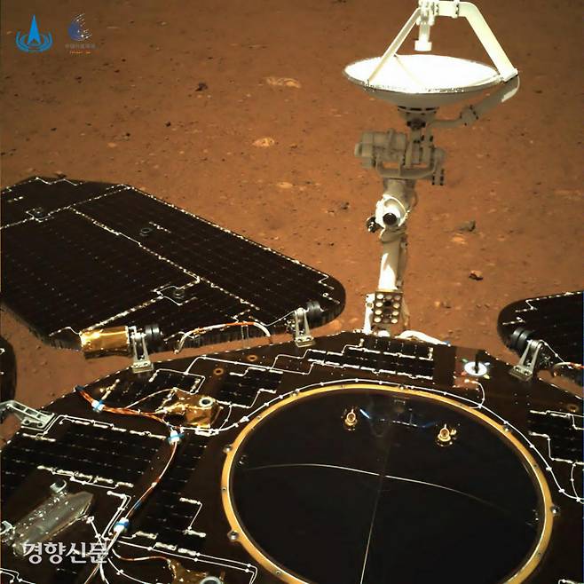 중국 국가항천국(CNSA)이 19일(현지시간) 공개한 화성 지상탐사 로버 ‘주룽’의 첫 촬영 사진. 주룽 후방의 내비게이션용 카메라로 찍었다.  컬러 이미지로 인해 화성 지표면의 붉은색이 선명하게 나타난다. AP연합뉴스