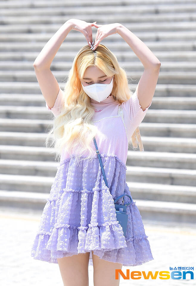 WJSN (WJSN) member Dayoung is on his way to work to attend the KBS coolFM Jung Eun-jis Song Plaza schedule at KBS Main Building in Yeongdeungpo-gu, Seoul on the afternoon of May 19.