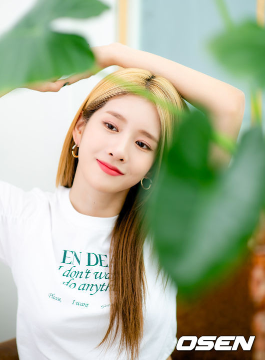 WJSN The Black (Snow, EXY, Bona, Eunseo) hosted the Naver V-live Star Road recording at a studio in Gwangjin-gu, Seoul, for the release of their first single album My Attitude.The Black title song Easy is a song that gives a soft, slow, but intense and deadly touch to the person who falls in love.It is fun to listen to the charm of vocals, as well as to enjoy the stage with powerful performances and manic styling.WJSN The Black EXY poses ahead of filming