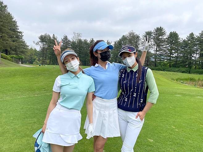 Group Girls Generation Sooyoung, Hyoyeon and Kwon Yuri found Golf chapter.Hyoyeon posted a photo on his instagram on the 19th with an article entitled Sisters and Golf Rounding; if you hit better than me, Sister.In the public photos, Hyoyeon, Sooyoung, and Kwon Yuri took pictures of their affectionate photos at Golf.Especially, the three people dressed in three colors of Golf wear are attracting attention.Meanwhile, Girls Generation debuted in 2007 and has been in the team for 14 years.Photo: Hyoyeon Instagram