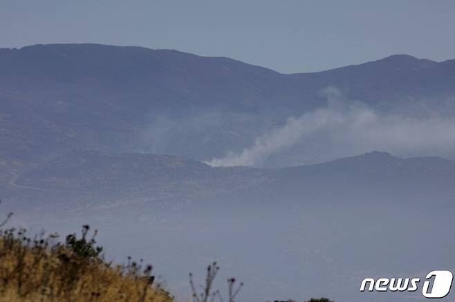 레바논에 대한 이스라엘의 로켓포 대응 공격 직후인 2021년 5월 18일 레바논 남부 국경마을 크파르슈바에서 연기가 피어오르는 모습.  © AFP=뉴스1