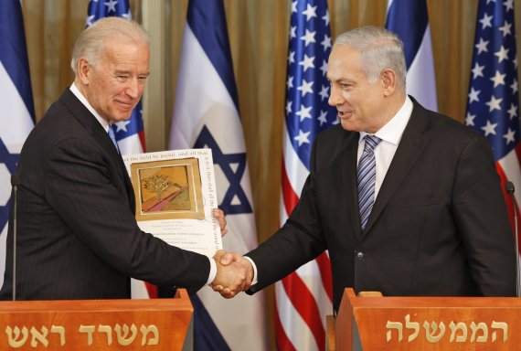 지난 2010년 3월 9일 예루살렘에서 당시 부통령이었던 조 바이든 미 대통령(왼쪽)과 베냐민 네타냐후 이스라엘 총리가 악수하고 있다.AP뉴시스