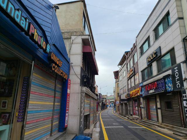 20일 낮 경기 동두천 미군 2사단 앞 보산동 외국인 관광특구에 문 닫힌 미군 클럽이 줄지어 있다.