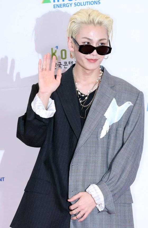 비투비 정일훈이 18일 오후 서울 마포구 서울월드컵경기장에서 열린 제 25회 '2019 드림콘서트' 레드카펫에서 포토타임을 갖고 있다.  2019 드림콘서트에는 샤이니 태민, 레드벨벳, 세븐틴, NCT DREAM, 정일훈, 마마무, 하성운, AB6IX, CLC, 다이아, 골든차일드 JBJ95, (여자)아이들, TRCNG,, 공원소녀, KARD, 박봄 등이 출연하며 이특, 전소민, 공찬이 MC를 맡는다.  김진경 기자 kim.jinkyung@jtbc.co.kr/2019.05.18/