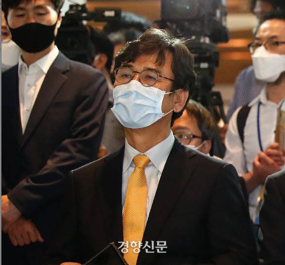 유시민 노무현재단 이사장(왼쪽부터), 정세균 전 국무총리, 이재명 경기도지사가 지난 19일 서울 종로구 인사동 마루아트센터에서 열린 노무현 서거 12주기 추모전시에 참석해 있다./국회사진기자단