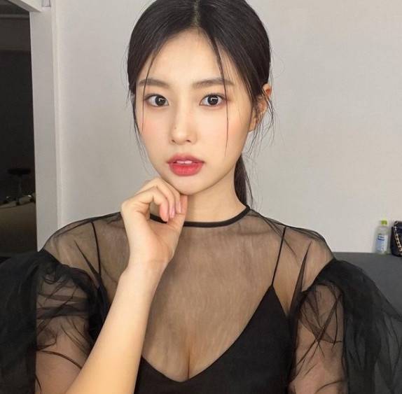 아이즈원 출신 강혜원이 반전 매력을 뽐냈다. 사진=강혜원 SNS