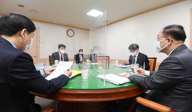 홍남기 부총리 겸 기획재정부 장관은 이날 오전 서울 세종로 정부서울청사에서 관계장관회의(녹실회의)를 열고 가계동향을 점검했다. /사진제공=기획재정부