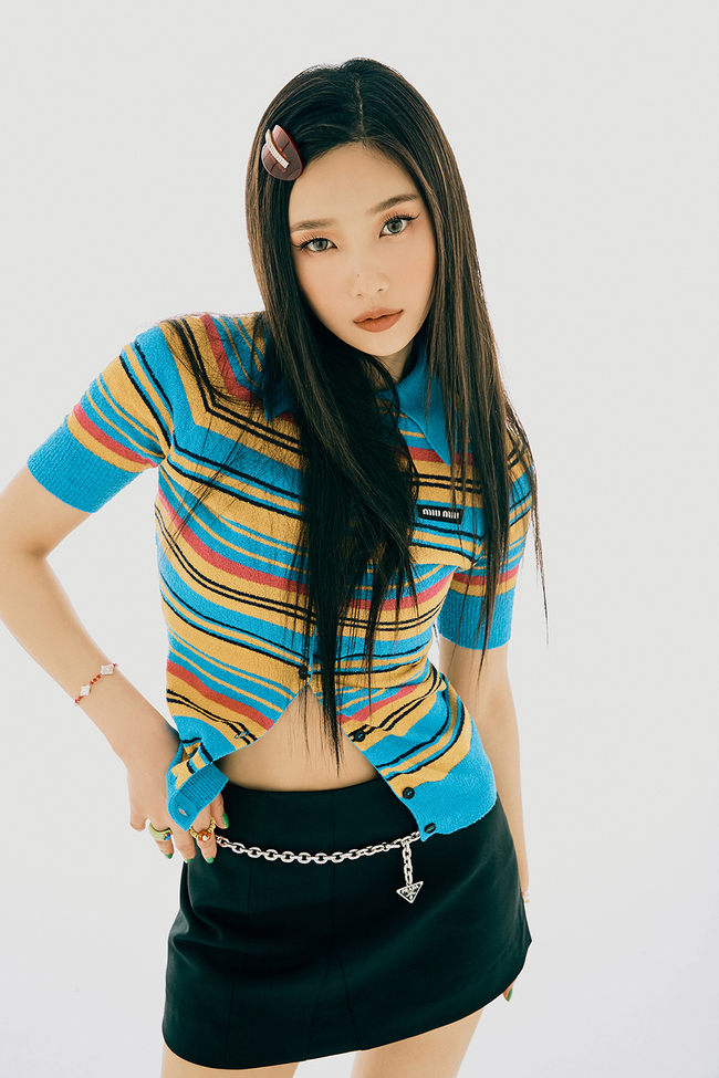Solo debuting Red Velvet Joy is the title song Hi (Hello) which gives a charm like vitamins.Joy special album Hi (Hello) will be released on various music sites at 6 pm on May 31.It contains six remake songs reborn in Joys color, which will stimulate a wide range of generations of emotions.The title song Hi (Hello) is a modern rock genre remake of singer Park Hye-kyungs Hi released in 2003. It is enough to feel another charm from the original song because the hopeful lyrics to forget the difficult past and the cool vocals of Joy are harmonized with the cheerful brass performance.Mood sampler, track poster and teaser image that can meet the atmosphere of the title song Hi (Hello) in advance through the official SNS account of Red Velvet on the 20th were released and caught the attention with the image of a youthful Joy.In addition, mood samplers and track posters will be released sequentially, starting with the title song Hi (Hello), and various contents such as live clips and music video teaser videos will be shown, which will boost expectations for the new album.