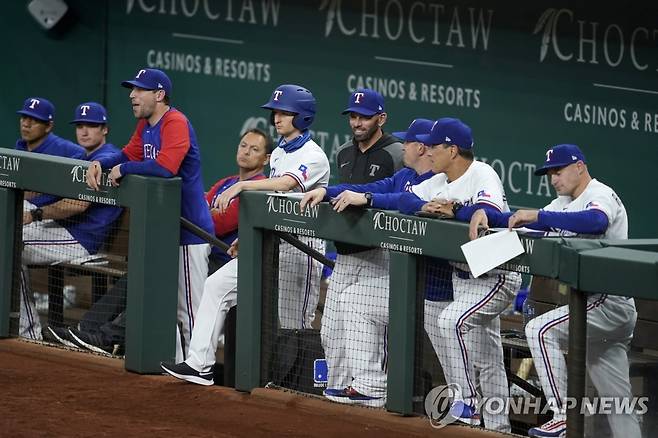 크리스 우드워드 텍사스 레인저스 감독(가운데 검은옷) [AP=연합뉴스]