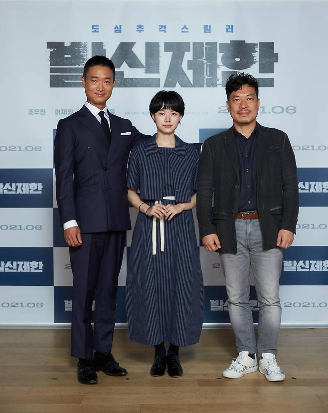 영화 '발신제한' 제작보고회 (서울=연합뉴스) 20일 영화 '발신제한' 제작보고회에 참석한 출연진과 김창주 감독이 포즈를 취하고 있다. 왼쪽부터 조우진, 이재인, 김창주 감독. [CJ ENM 제공. 재판매 및 DB 금지]