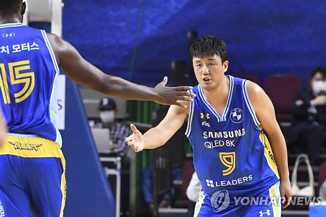 부산 kt로 이적하는 김동욱(오른쪽) [KBL 제공. 재판매 및 DB 금지]