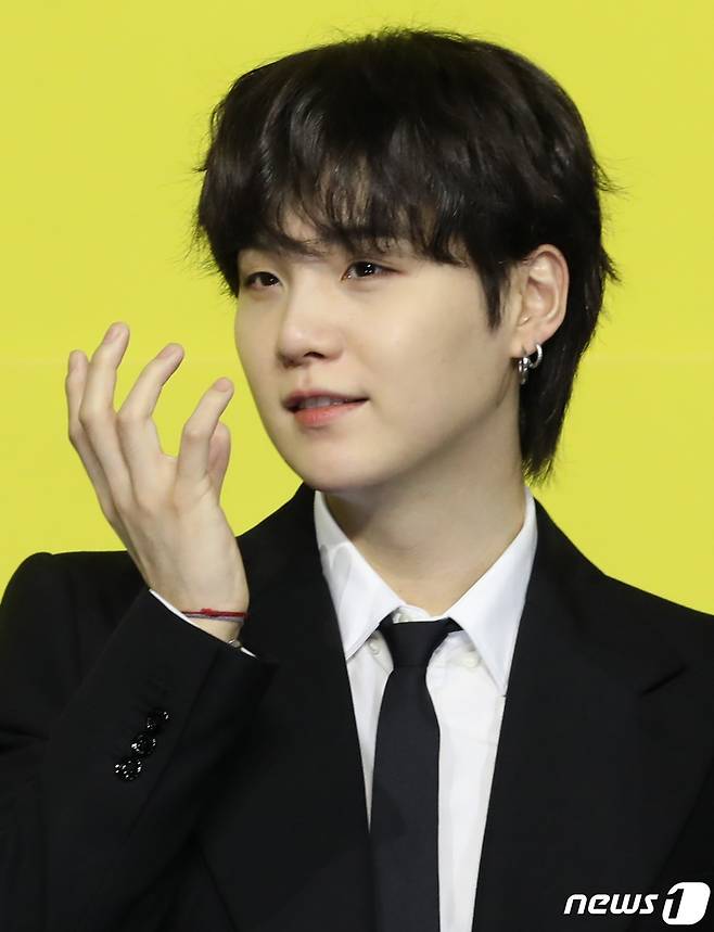 그룹 방탄소년단(BTS) 슈가가 21일 서울 송파구 방이동 올림픽공원 올림픽홀에서 열린 새 디지털 싱글 'Butter' 발매 기념 글로벌 기자간담회에 앞서 포즈를 취하고 있다. 2021.5.21/뉴스1 © News1 권현진 기자