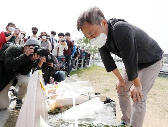 故 손정민 씨의 아버지 손현씨가 어버이날인 지난 8일 서울 서초구 반포한강공원 택시승강장 앞 벤치에 마련된 故 정민 씨의 추모공간을 바라보고 있다. /사진=뉴스1