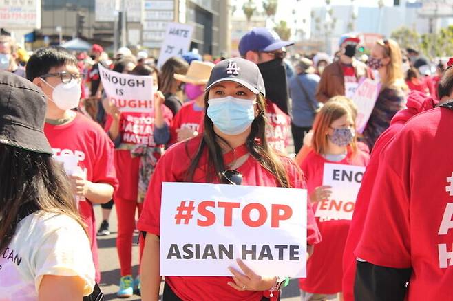 미국 로스앤젤레스(LA) 한인타운에서 지난 3월27일(현지시각) 열린 반아시안 인종차별과 증오범죄 근절을 촉구하는 ‘전국 행동의 날’에 참가한 시위대가 ‘아시안에 대한 증오를 멈추라’는 손팻말을 들고 있다. 로스앤젤레스/이철호 통신원