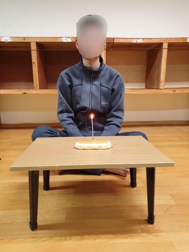 페이스북 커뮤니티 '육군훈련소 대신 전해드립니다'에 생일자 케이크 대신 1,000원짜리 빵이 제공됐다는 주장이 제기됐다. 페이스북 캡처