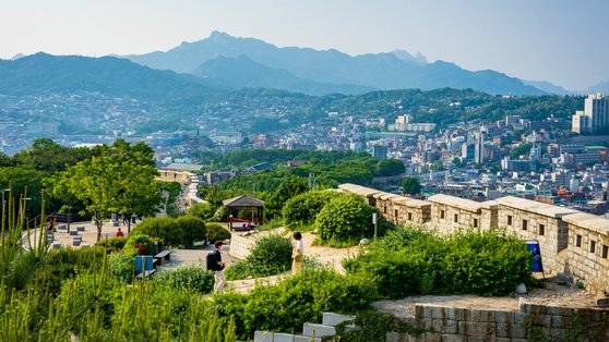 낙산(126m)은 야트막하지만, 근사한 경치를 품고 있다. 성곽길을 따라 올라, 정상에 서면 내사산(북악산·인왕산·남산·낙산)에 안긴 서울의 모습이 한눈에 들어온다. 흥인지문에서 낙산, 마로니에 공원으로 이어지는 무료 해설 프로그램도 있다.