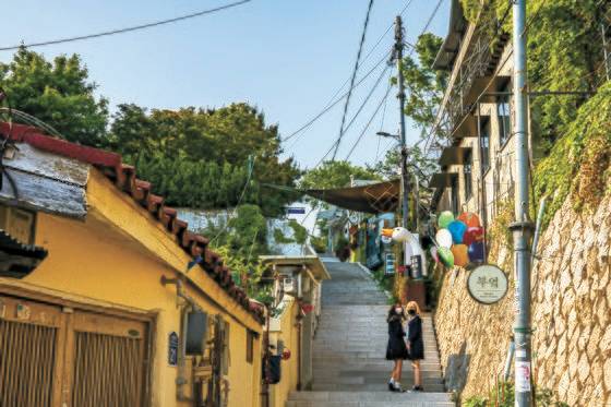 낙산성곽 아래 자리한 이화마을. 골목 투어를 즐기는 젊은 관광객이 많다.