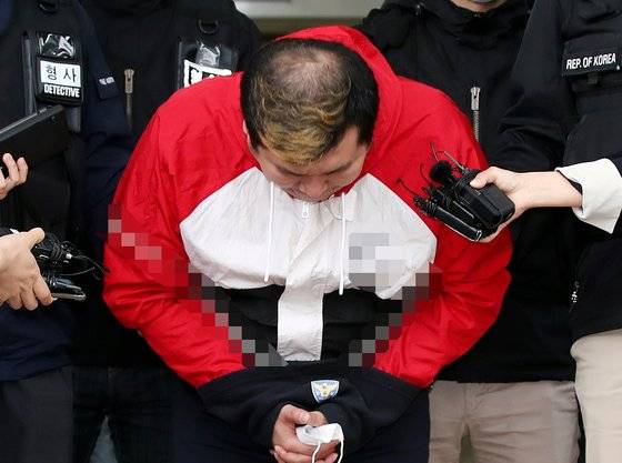 술값 시비 끝에 손님을 살해한 뒤 훼손한 시신을 유기한 혐의를 받는 노래주점 업주 허민우가 21일 오전 인천시 미추홀구 미추홀경찰서 유치장을 나와 검찰로 송치되기 전 피해자에게 사과하고 있다. 연합뉴스