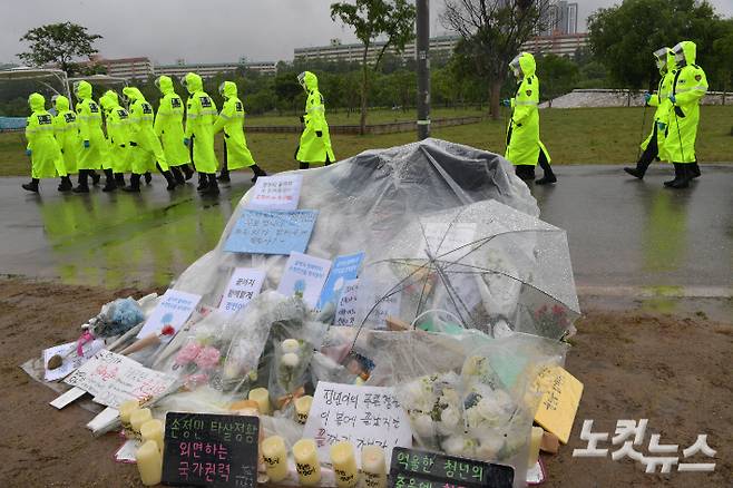17일 서울 서초구 반포한강공원 수상택시 승강장 인근에서 경찰이 故 손정민씨 친구의 휴대전화 수색 작업을 하고 있다. 박종민 기자