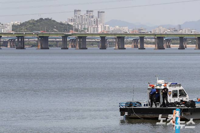 12일 서울 서초구 반포한강공원 수상택시 승강장 인근에서 한강경찰대가 故 손정민씨 친구의 휴대폰 수색 작업을 하고 있다. 박종민 기자