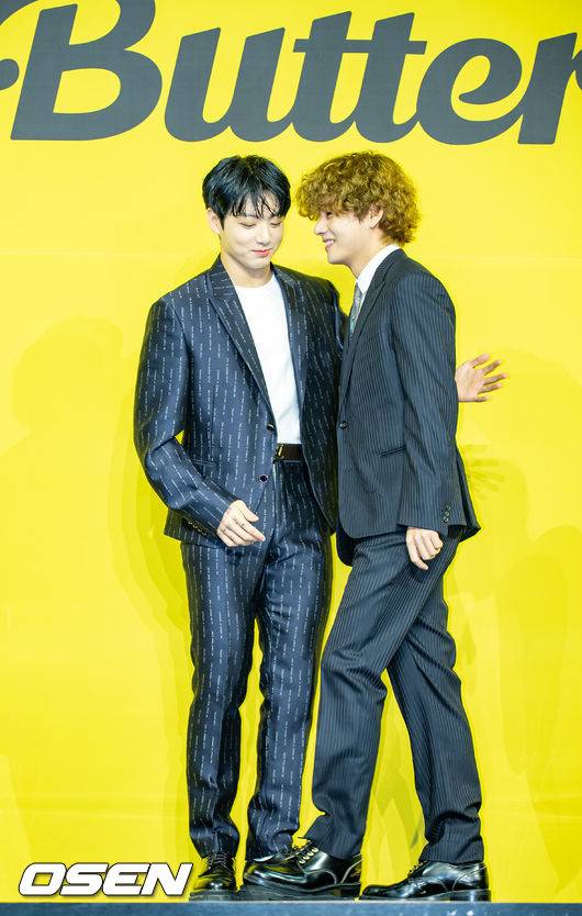 [OSEN=민경훈 기자]방탄소년단(BTS) 정국이 개별 포토타임을 마친 후 단체 포토타임을 위해 걸어나온 뷔를 맞이하고 있다./ rumi@osen.co.kr