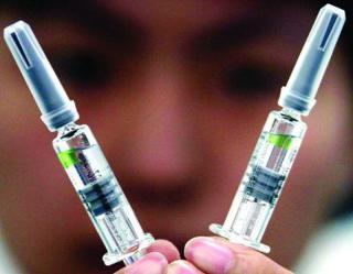 중국산 코로나19 백신에 침전물이 발견됐다는 제보가 잇따르면서 중국 당국이 진위 여부에 답변했다. 자료사진