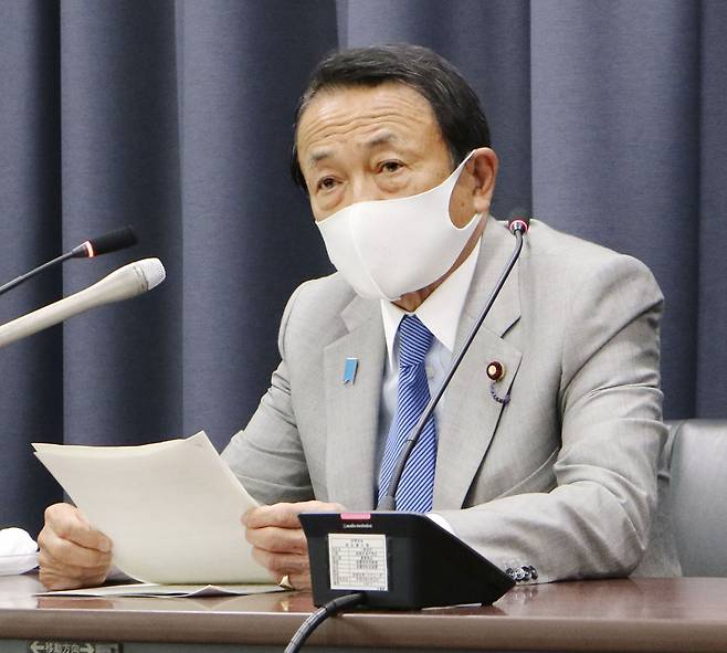 아소 다로 일본 재무장관이 5월3일 도쿄에서 열린 기자회견에서 발언하고 있다. 그는 젊은 층이 정치에 무관심한 건 평화롭다는 증거라고 발언해 지지를 받았다. ⓒKyodo News