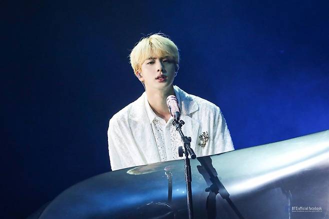 美의 남신이 눈과 귀를 녹이나니..방탄소년단 진 솔로 무대 뜨거운 반응