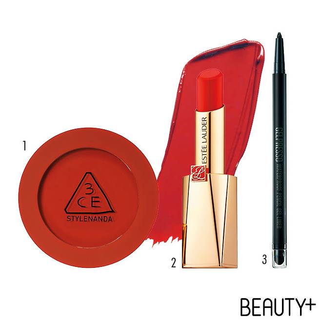 출처: 1 3CE 레드 레시피 페이스 블러셔 퓨리티 레드 4g 1만7000원. 2 에스티 로더 퓨어 컬러 디자이어 매트 립스틱 313 바이트 백 3.1g 4만5000원대. 3 클리오 젤 프레소 워터프루프 펜슬 젤 라이너 13 골든 블랙 0.2g 1만2000원.