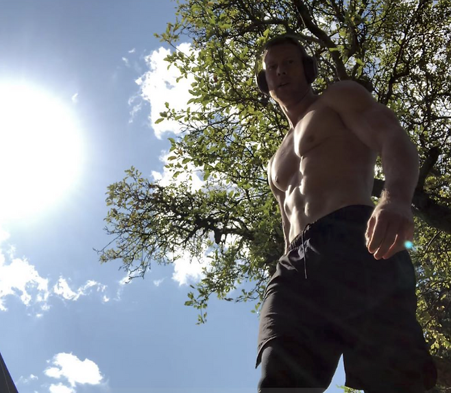 출처: 톰 호퍼 공식 인스타그램