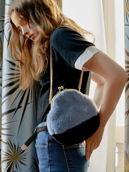 출처: W컨셉 레이브 페이크 퍼 백